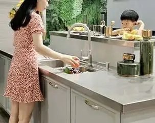 Les armoires de cuisine Baineng apportent de la compagnie aux enfants