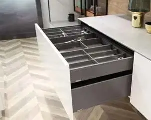 Comment concevoir le stockage interne de l'armoire de cuisine en acier inoxydable